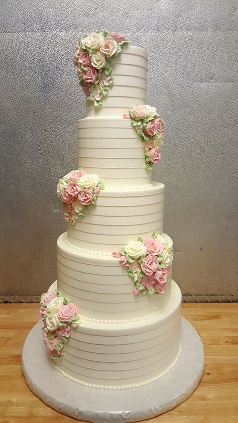 Cake Butter Cream, Cake For Wedding, Butter Cream Cake, Roses Wedding Cake, Wisteria Wedding, Buttercream Roses, Traditional Wedding Cakes, Wedding Cake Roses, Special Cakes