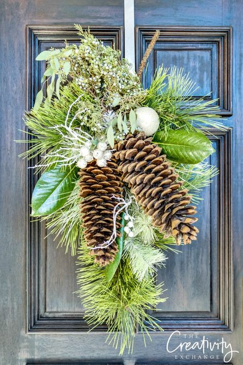 Pine Cone Christmas Decorations, Fresh Christmas Wreath, Blogger Home, Diy Christmas Decorations Easy, Woodland Christmas, Christmas Swags, Christmas Home Decor, Easy Christmas Diy, Christmas Porch