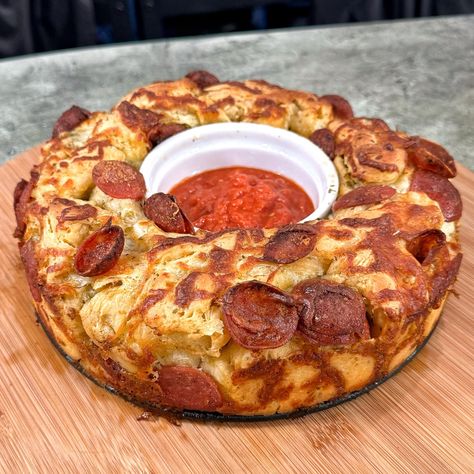 Pepperoni Pizza Pull Apart Bread Pizza Pull Apart Bread, Pizza Pull Apart, Pull Apart Pizza, Pull Apart Pizza Bread, Pizza Bread Recipe, Bread Pull Apart Recipes, Meat Lovers Pizza, Pull Apart Bread, Easy Pizza