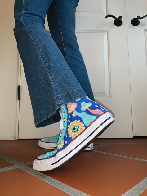 Posca Pen Shoe Art, Painting Shoe Boxes Ideas, Painted White Vans, Custom Painted Converse, Converse Art, Artsy Shoes, Shoe Painting, Cloth Painting, Painted Converse