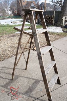 Repurposed Wooden Ladder, Old Step Ladders Repurposed, Old Ladder Shelf, Old Wooden Ladder Ideas, Step Ladder Decor, Repurposed Ladder Shelf, Rm Pink, Repurpose Ladder, Wooden Ladder Ideas