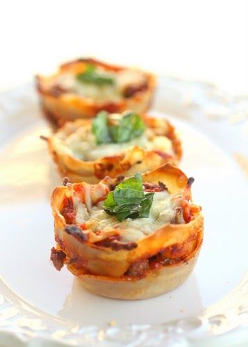 Lasagna Cakes...another perfect football party snack Lasagne Cupcakes, Lasagna Cupcakes, Lasagna Cups, Won Ton, Picnic Food, Think Food, Snacks Für Party, Finger Food, I Love Food