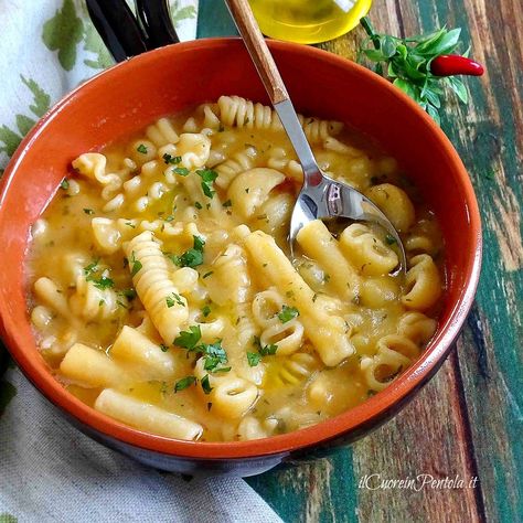 Pasta e Patate (Semplice e Cremosa): la ricetta tradizionale! Pasta E Patate, Pasta E Fagioli, Allergy Friendly, Wonton Soup, Traditional Food, Puglia, Food For Thought, Cheeseburger Chowder, Bon Appetit