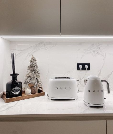 Kitchen Inspo Apartment, Smeg Kitchen Ideas, Smeg Aesthetic, Christmas Decoration Kitchen, Christmas Apartment Decor, Christmas Decorations Kitchen, Kitchen Decor Aesthetic, Christmas Decor Ideas Kitchen, Christmas Decor Kitchen