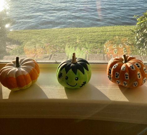 Mini Pumpkin Sharpie Decorating, Cute Ways To Paint Mini Pumpkins, Tiny Pumpkin Decorating, Mini Punkin Painting Ideas, Painting Tiny Pumpkins Ideas, Painting On Mini Pumpkins, Mini Pumkin Decoration Ideas, Painted Tiny Pumpkins, Mini Pumpkin Designs