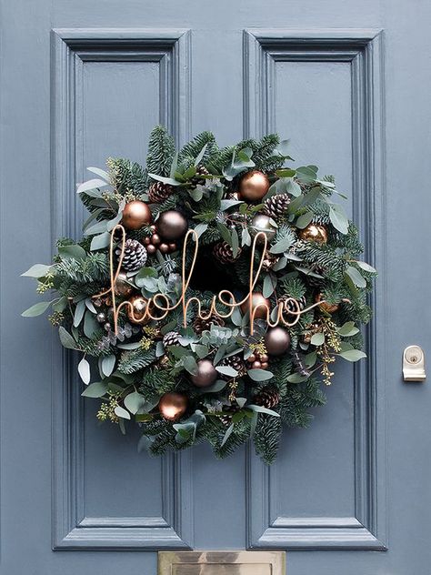 Wreath Pinecone, Copper Christmas Decor, Julkransar Diy, Fresh Christmas Wreath, Bauble Wreath, Wreath Eucalyptus, Pinecone Christmas, Handmade Christmas Wreaths, Copper Christmas