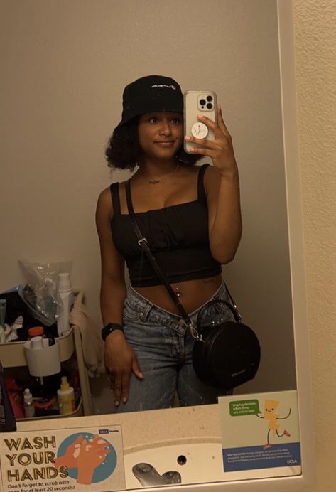 Black girl taking mirror selfie in a street wear fit featuring black bucket hat Black Bucket Hat Outfit, Bucket Hat Outfits, Bucket Hat Outfit, Black Bucket Hat, Bucket Hat Black, Y2k Streetwear, Models Off Duty, Outfits With Hats, Athletic Fits