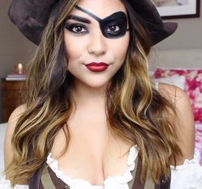 For those of you who have planned to dress up as a Pirate Halloween Makeup here are some ideas for you to slay at friend’s party tonight. Angel Halloween Makeup, Pirate Makeup, Pirate Costume Diy, Creative Halloween Makeup, Meme Costume, Halloween Make-up Looks, Pirate Costumes, Carnival Makeup, Cool Halloween Makeup