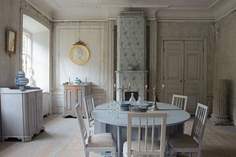 This house was made in the eighteenth century. Back then it was really hard to build anything so it must have taken a while just to do this room. Gustavian Decor, Gustavian Interiors, Swedish Gustavian Style, Swedish Interiors, Gustavian Furniture, Swedish Cottage, Vibeke Design, Swedish Decor, Swedish Furniture