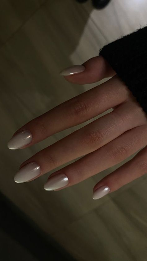 white chrome pearl nails 🤍🐚 Elegant Nails Pearl, White Dress Nails Ideas, Nails For A White Dress, Nails White Dress, Pearl Color Nails, Square Pearl Nails, Nails For Silver Dress, Nails For White Dress, Pearlized Nails