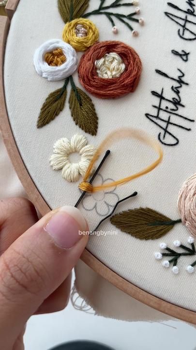 Benangbynini on TikTok Etsy Embroidery, Best Embroidery Machine, Ribbon Embroidery Tutorial, Embroidery Lessons, Diy Embroidery Designs, Christmas Embroidery Designs, Hand Embroidery Tutorial, Hand Embroidery Flowers, Hand Embroidery Projects