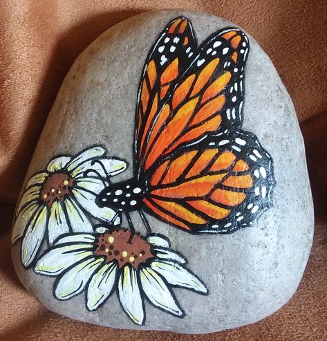 Rock Painting Butterfly, Butterfly Rock Painting Easy, Painted Rocks With Butterflies, Butterflies On Rocks Painted Stones, Monarch Butterfly Painted On Rocks, Rock Painting Supplies, Garden Rock Art, Rock Flowers, Diy Rock Art