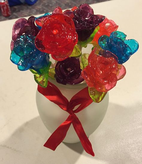 Jolly Rancher Rose Bowl #candy #jollyrancher #roses #valentinesday #DIY Jolly Rancher Flowers, Jolly Rancher Roses, Jolly Rancher Lollipops, Magic Candy, Candy Business, Jolly Ranchers Candy, Sour Belts, Candy Roses, Funny Snaps