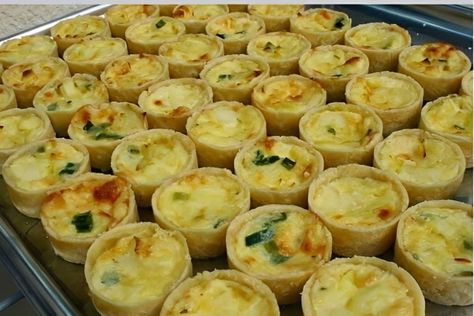 Mini Torte, Mini Quiches, Mini Quiche, Savory Tart, Brazilian Food, Appetizer Snacks, Finger Foods, Food Inspiration, Good Food