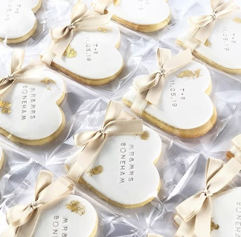 Wedding Favor Biscuits, Cookie Favours Wedding, Wedding Cookie Packaging, Wedding Cookie Favors For Guests, White And Gold Engagement Cookies, Wedding Favour Cookies, Wedding Cookie Favors, Biscuit Wedding Favours, Wedding Biscuits