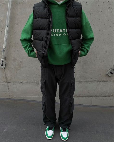 outfit of the day mit cargo pants jordan 1 und hoodie und weste Lucky Green Jordan 1 Outfit, Lucky Green Outfit, Green Hoodie Outfit, Green Vest Outfit, Lucky Green Jordan 1, Green Shoes Outfit, Jordan 1 Outfit Men, Vest Outfits Men, Shoes Jordan 1