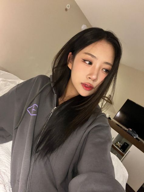 Dosie Purple Kiss, Jeong Yun-ho, Starting From The Bottom, Purple Kiss, Kpop Idol, South Korean Girls, Mini Albums, Girl Group, Kiss