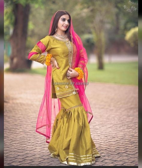 For More Designs Click on our YouTube link...? Shrara Grara Design, Yellow Gharara For Haldi, Grara Dress Pakistani Simple, Gharara Suits Party Wear, 2023 Mehndi, Garara Design, Shadi Pic, Simple Mehndi Dresses, Yellow Bride