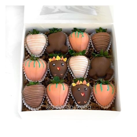 Chocolate Covered Strawberries Fall Theme, Thanks Giving Strawberries, Thanksgiving Dipped Strawberries, Thanksgiving Dipped Treats, Thanksgiving Strawberry Desserts, Fall Theme Treats, Fall Treat Boxes Ideas Sweets, Thanksgiving Chocolate Covered Strawberries, Thanksgiving Chocolate Covered Treats