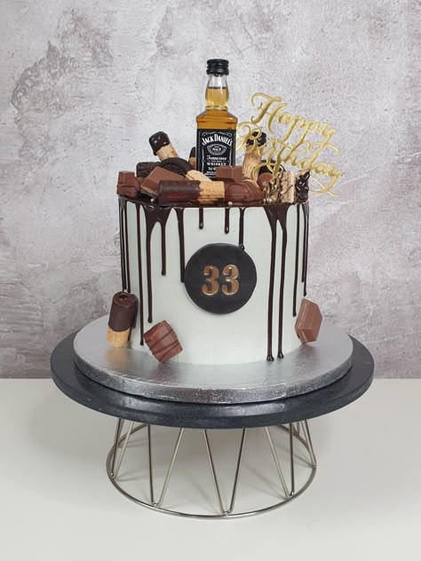 Tort Z Whisky, Liquor Cake Design, Whiskey Cake Design, 40th Birthday Cakes For Men, Sewing Cake, Liquor Cake, Birthday Cake For Boyfriend, Alcohol Cake, Cake For Boyfriend