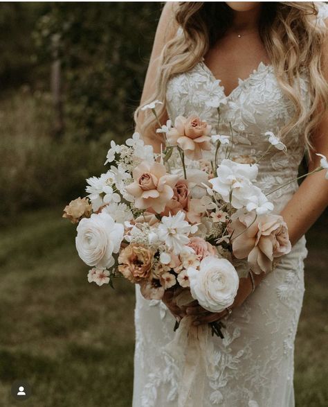 Orange Wedding Bouquet, Colourful Bouquet, October Wedding Flowers, Fall Wedding Bouquet, Roses Orange, Peach Bouquet, Neutral Wedding Flowers, Wedding Orange, Rustic Wedding Bouquet