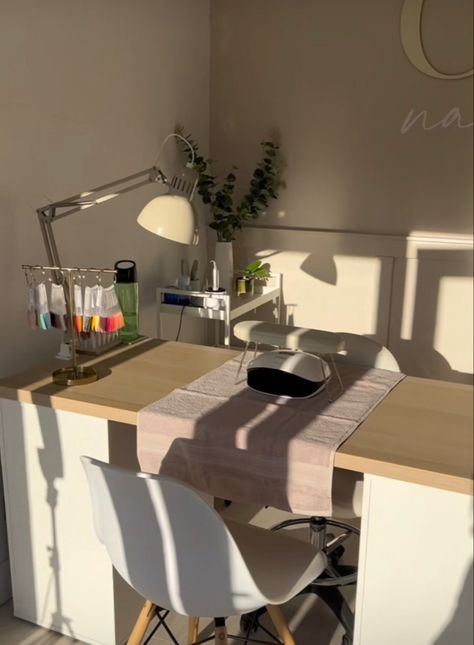 Aesthetic Nail Tech Room, Small Nail Suite Ideas, Manicure Station Ideas At Home, Cozy Nail Salon, Small Nails Salon Ideas, Nail Artist Studio, Nail Room Ideas Home Small Luxury, Nail Room Set Up At Home, Nail Bar Aesthetic