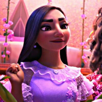 Encanto One-shots! Isabella Madrigal, Family Madrigal, Isabela Madrigal, Mirabel Madrigal, Familia Madrigal, Disney Encanto, Sonic 2, Golden Child, Dreamworks