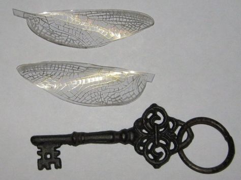 Harry Potter Flying Keys, The Philosophers Stone, Key Mobile, Harry Potter Ornaments, Harry Potter Classroom, Harry Potter Theme Party, Philosophers Stone, Old Keys, Harry Potter Crafts