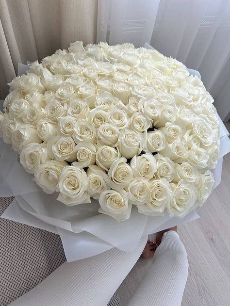 White Roses Bouquet Aesthetic, Fashion Outfits Dresses, White Flower Bouquet, White Rose Bouquet, Luxury Flower Bouquets, Boquette Flowers, Outfits Dresses, Flowers Bouquet Gift, Flower Therapy