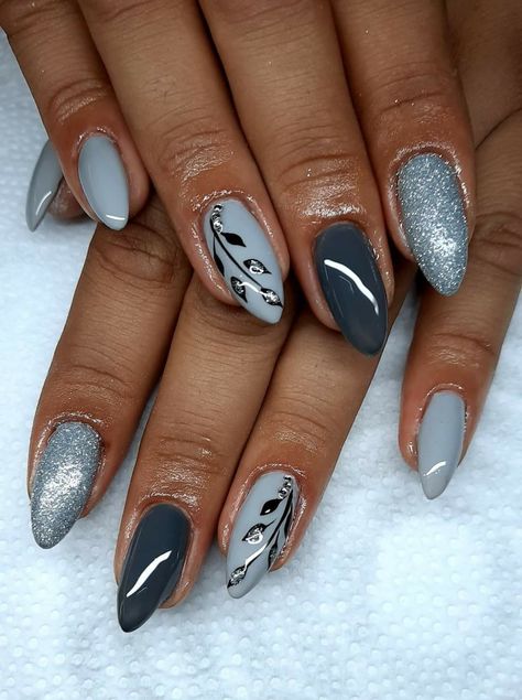 Gray Floral Nails, Grey Manicure Ideas, Silver And Grey Nails, Gray Nails With Design, Grey Fall Nails, Nail Art Gris, Gray Nail Designs, Grey Nail Art, Oval Nails Designs