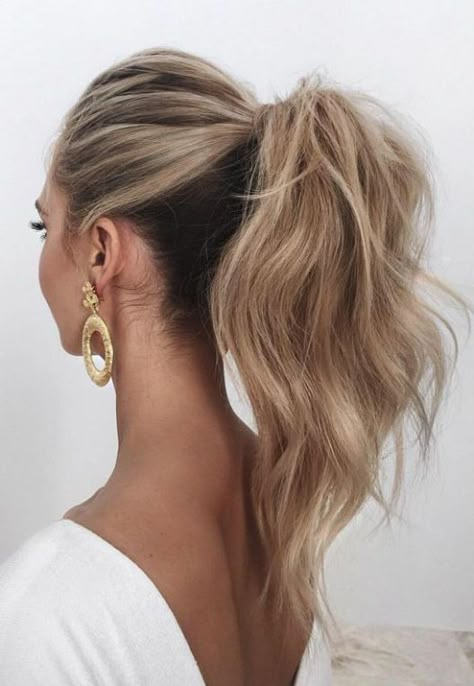 a wavy and voluminous high ponytail looks chic and feminine, besides it's a timeless solution Hair In A Ponytail, Casual Wedding Hair, Wedge Hairstyles, High Pony, Hairstyles Ponytail, A Ponytail, High Ponytails, Wedding Hair And Makeup, Pixie Hairstyles