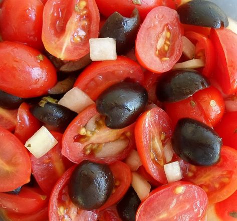 Happier Than A Pig In Mud: Tomato and Black Olive Salad Tomato And Olive Salad, Black Olive Salad, Lunch Rotation, Olive Salad Recipe, Ww Lunch, Football Appetizers, Instant Pot Slow Cooker, Cherry Tomato Salad, Side Salads