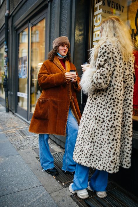 Street style at Berlin Fall 2021 Berlin Street Style, Berlin Fashion Street, Berlin Street, Street Style Photos, Street Style Winter, Get Dressed, Fashion Photo, Cold Weather, Fashion News