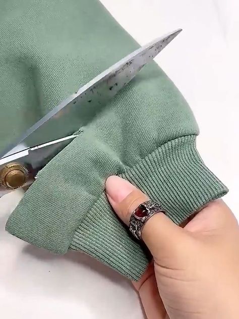 Shorten Sleeves, Hadiah Diy, Projek Menjahit, Diy Sy, Diy Clothes Hacks, Clothes Life Hacks, Seni Dan Kraf, Sewing Tutorials Clothes, Sewing Crafts Tutorials