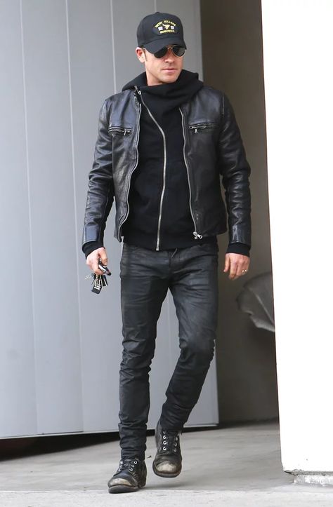 He's Got a Great Sense of Style Male Styles, Brown Leather Jacket Men, Hat Outfits, Classic Leather Jacket, Jacket Ideas, Justin Theroux, Outfits Hombre, Cap For Men, Lambskin Leather Jacket