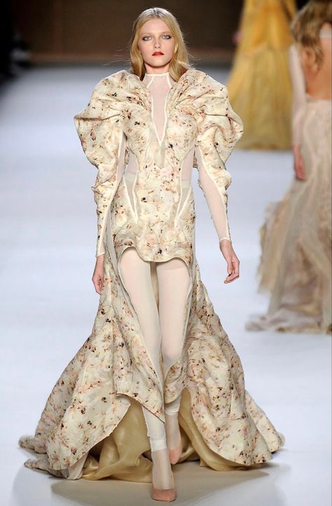 This look from the Nina Ricci Spring 2009 RTW collection features gigot, or leg-of-mutton sleeves. These puffy sleeves were popular during the Romantic period. They are full in the shoulder and taper down to a fitted cuff at the wrist. Olivier Theyskens, Vlada Roslyakova, Elegance Dress, Leg Of Mutton Sleeve, She Walks In Beauty, Romantic Era, Iconic Dresses, Runway Dresses, Couture Designers