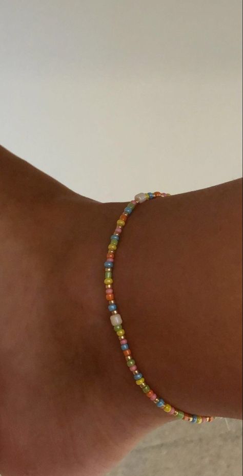 Ankle Beaded Bracelets, Homemade Ankle Bracelets, Ankle Bracelet Ideas, Ankle Bead Bracelets, Bead Anklets Diy, Ankle Bracelets Aesthetic, Bracelet Perle Aesthetic, Ankle Bracelets Beads, Beaded Summer Jewelry