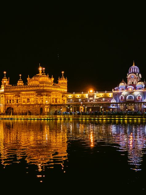 Golden Temple Night Photography, Golden Temple Images, Golden Temple At Night, Darbar Sahib Golden Temple Wallpaper, Golden Temple Wallpapers Night, Harminder Sahib Golden Temple Wallpaper, Amritsar Golden Temple Photography, Golden Temple Aesthetic, Darbar Sahib Golden Temple