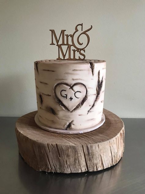 Birch tree wedding cake Birch Stump Cake, Birch Cake Wedding, Rustic Wedding Cake One Tier, Aspen Tree Wedding Cake, Rustic Single Tier Wedding Cake, Fall Small Wedding Cakes, Rustic Small Wedding Cake, Outdoor Wedding Cake Ideas, Mountain Wedding Cake Ideas