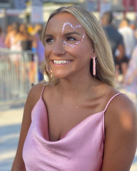 Taylor Swift Face Painting Ideas, Taylor Swift Face Paint Ideas, Taylor Swift Lover Heart Eye, Lover Make Up Taylor Swift, Taylor Swift Lover Makeup, Lover Era Makeup, Lover Makeup Taylor Swift, Eras Makeup, Taylor Swift 1989 Tour Outfits