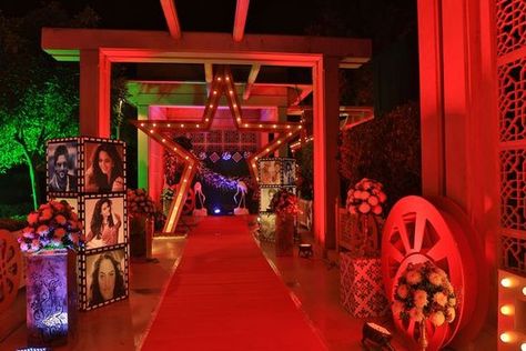 Bollywood Theme Decor, Bollywood Theme Party Decoration, Bollywood Theme Wedding, Sangeet Night Decor, Bollywood Party Decorations, Green Screen Photo Booth, Bollywood Decor, Desi Party, Bollywood Night