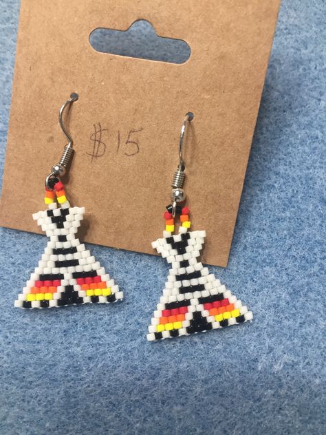 Beaded Teepee Earrings, Beaded Tipi Earrings, Delica Earrings, Seed Bead Jewelry Tutorials, Seed Bead Patterns Free, Native American Beadwork Patterns, Beautiful Beaded Earring, Native Beading, Seed Bead Jewelry Patterns