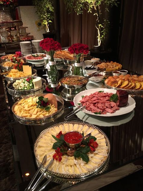 Fancy Party Buffet, Royal Food Table Aesthetic, Royal Banquet Food, Fancy Dinner Buffet, Fancy Snack Table, Luxury Party Food, Royal Food Table, Expensive Food Dinners, Russian Wedding Food