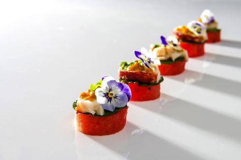 Canapes Ideas Fine Dining, Expensive Appetizers, Unique Canapes, Elegant Canapes Presentation, Canapes Photography, Fine Dining Canapes, Chicken Canapes, Summer Canapes, Gourmet Canapes Fine Dining