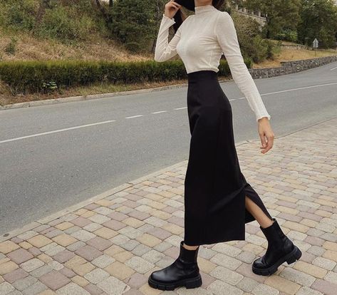 Midi Skirt And Chelsea Boots, Straight Cut Midi Skirt, Outfits Aesthetic Long Skirt, Midi Skirt And Sweater Outfit, Skirt With Black Leggings, Black Long Skirt Outfit, Aesthetic Long Skirt, Long Black Skirt Outfit, Midi Skirt Outfits