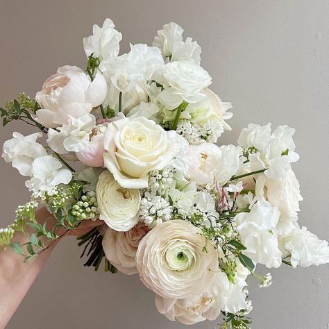 Never NOT using sweet pea 😍 | Instagram Neutral Flower Bouquet, Flower Bouquet Birthday, Bouquet Birthday, Birthday Flowers Bouquet, Neutral Wedding Flowers, Bridal Bouquet Peonies, Bristol Wedding, Wedding Instagram, Beige Wedding