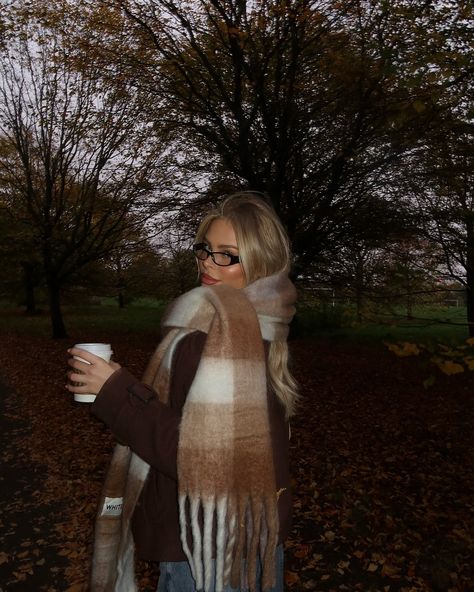 “It’s just my favorite time of the year. The whole world changes color” - Lorelai Gilmore 🍁🍂 Brown Scarf Outfit, Chunky Scarf Outfit, Big Scarf Outfit, Outfits October, Aesthetic November, Coffee Vibe, Vibe Outfits, Aesthetic Autumn Outfits, Autumn Fall Aesthetic