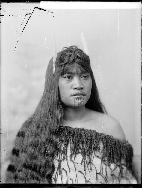 young Maori woman wearing a korowai (traditional Maori tag cloak)  http://mp.natlib.govt.nz/detail/?id=44615=mi# Studio Editorial, Polynesian People, Ta Moko, Maori People, Marquesan Tattoos, Maori Designs, Māori Culture, Maori Art, Sailor Jerry