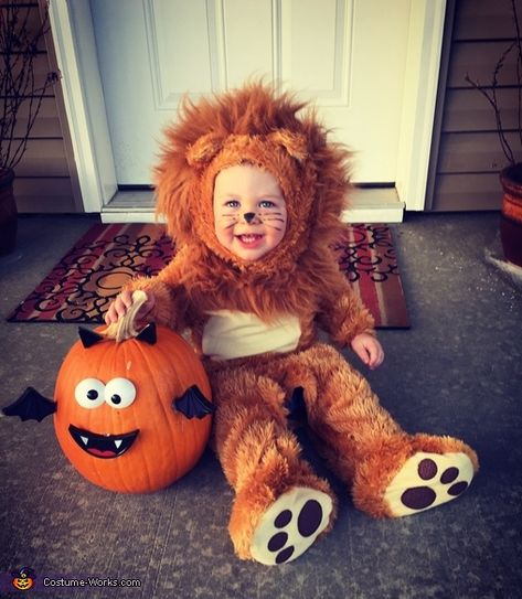 Lion Cub Costume | Original Halloween Costumes Lion Outfit, Mom Costume, Original Halloween Costumes, Lion Halloween Costume, Lion Halloween, Baby Makeup, Halloween Costumes 2016, Costume Works, Halloween Costume Contest