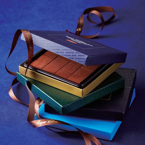 Surprise Limited Online Exclusive: Add a Signature Nama Chocolate Gift Set online exclusive to your cart when you place an online order at www.roycechocolate.com and get a Free Nama Chocolate (flavor varies depending on inventory). Only until December 17, 2021! #roycechocolate #royceusa #HowJapanDoesChocolate #weloveroyce #chocolate #JapaneseChocolate #dessert #sweet #chocolatelover #onlineshopping #onlineexclusive Nama Chocolate, Royce Chocolate, Green Tea Chocolate, Chocolate Covered Potato Chips, Dark Chocolate Gift, Japanese Chocolate, Chocolate Collection, Matcha Chocolate, Chocolate Covered Almonds